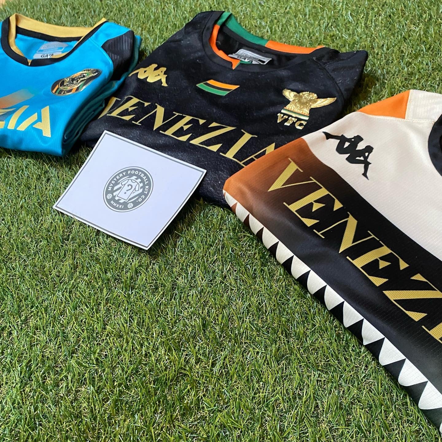 Caja misteriosa de camisetas de fútbol para niños